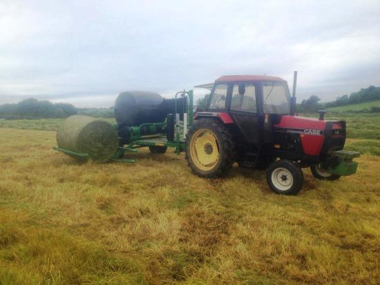 Round bale wrapper